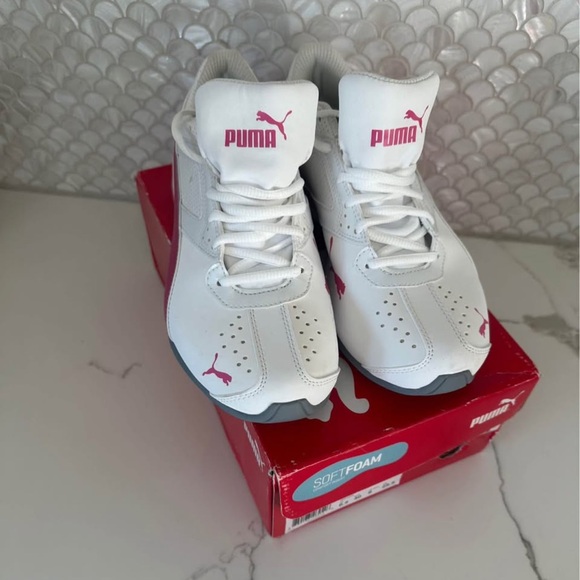 Brand New In Box Woman’s Puma Sneakers size 9 - Picture 4 of 7
